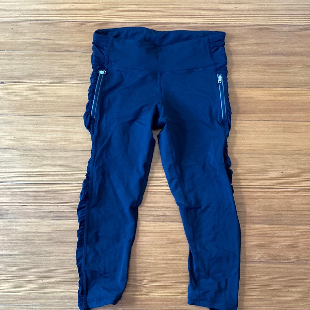Lululemon. Capri leggings. Size 6.